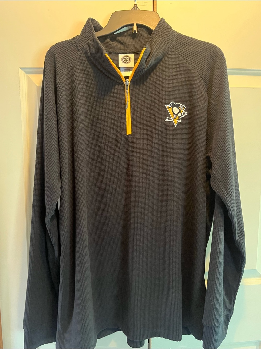 NHL Official License Pittsburgh Penguins Black 1/4 Zip Men’s Size XL